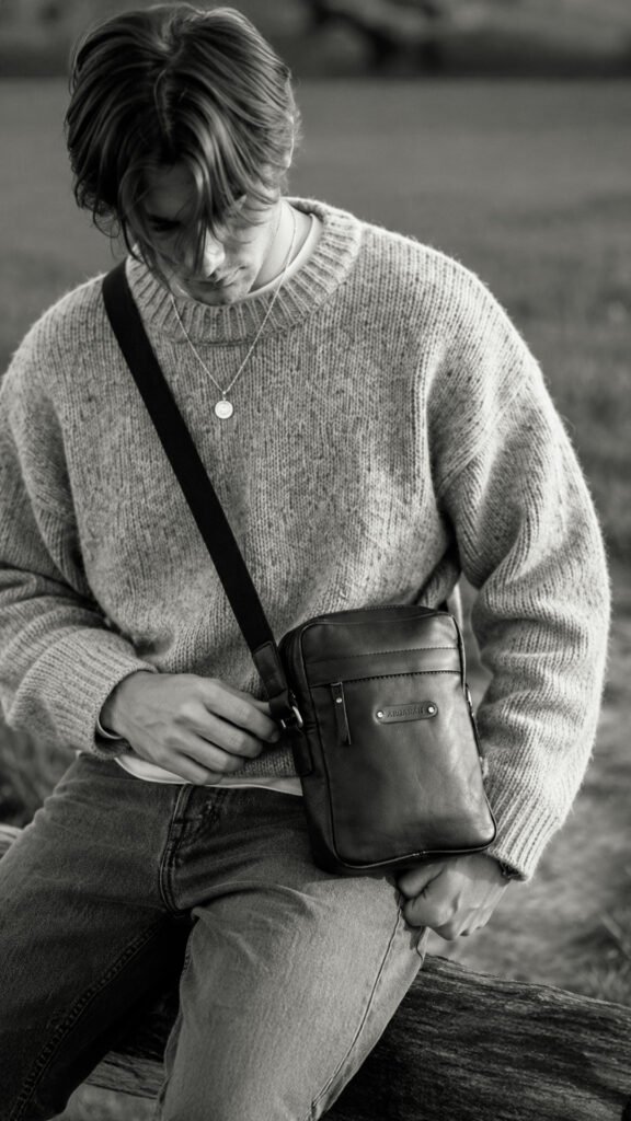 Morral Basilea de cuero para hombre. Color Negro. Producto oficial de Argañán cueros. 1920 (5)